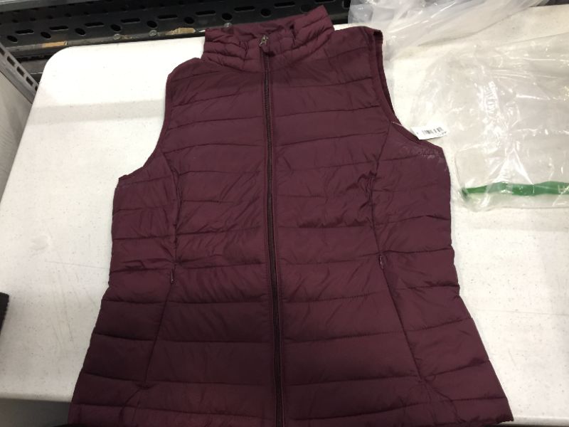 Photo 4 of Amazon Essentials Women's Lightweight Water-Resistant Packable Puffer Vest sz M
