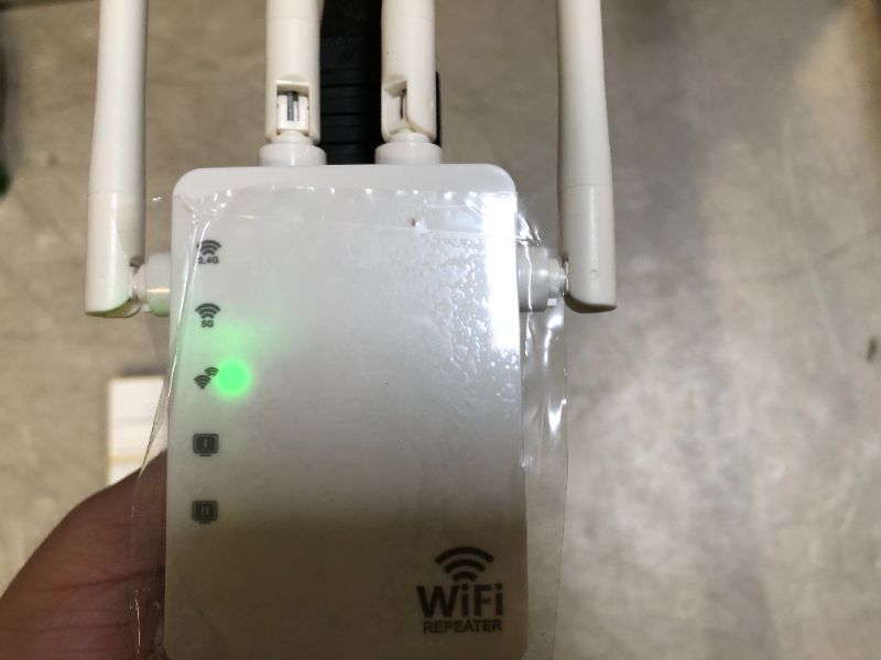 Photo 2 of generic dual band Wi-Fi repeater Wi-Fi 5