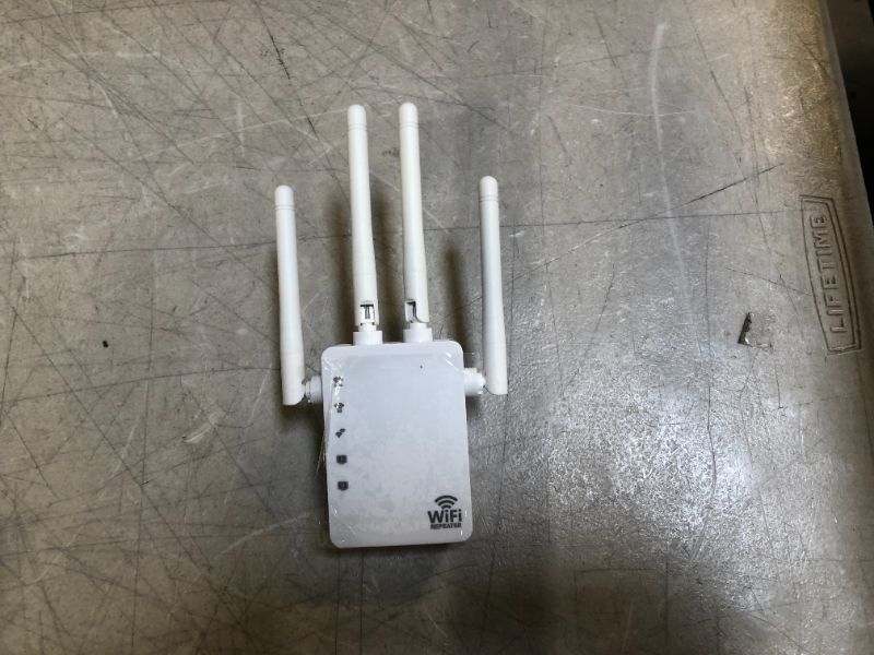 Photo 1 of generic dual band Wi-Fi repeater Wi-Fi 5