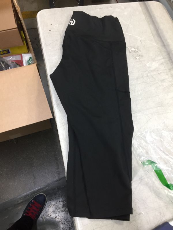 Photo 1 of generic black capri leggings 
2xl