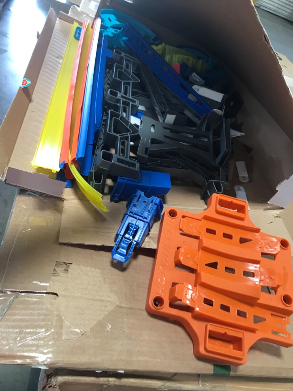 Photo 2 of Hot Wheels Track Builder Vertical Launch 