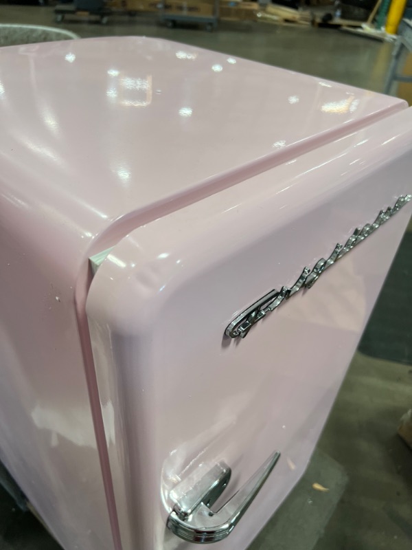 Photo 5 of FRIGIDAIRE EFR372-PINK 3.2 Cu Ft Pink Retro Compact Rounded Corner Premium Mini Fridge
MINOR DENTS