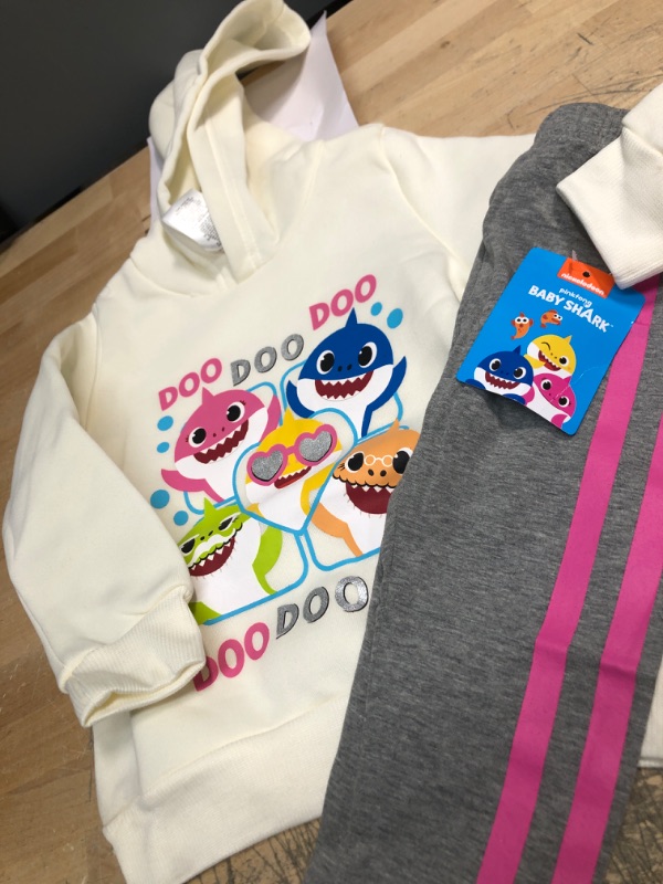 Photo 2 of Nickelodeon Girl's 2-Piece Baby Shark Pullover Hoodie and Legging Set SIZE 3T
