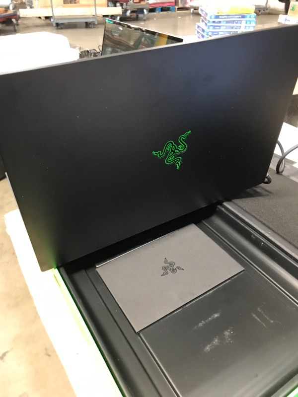 Photo 4 of Razer Blade 15: World's Smallest 15.6" Gaming Laptop - 144Hz Full HD Thin Bezel - 8th Gen Intel Core i7-8750H 6 Core - NVIDIA GeForce GTX 1070 Max-Q - 16GB RAM - 256GB SSD - Windows 10 - CNC Aluminum
