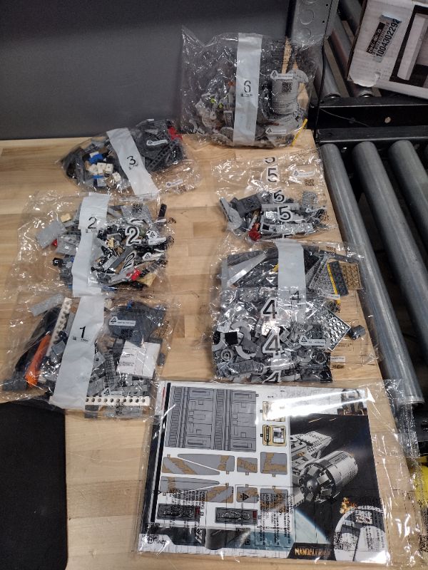 Photo 3 of LEGO Star Wars: The Mandalorian The Razor Crest 75292 Exclusive Building Kit, New 2020 (1,023 Pieces)


**box is damaged