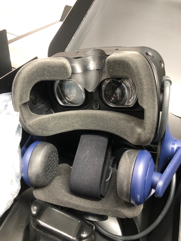 Photo 4 of HTC VIVE Pro 2 Virtual Reality System
