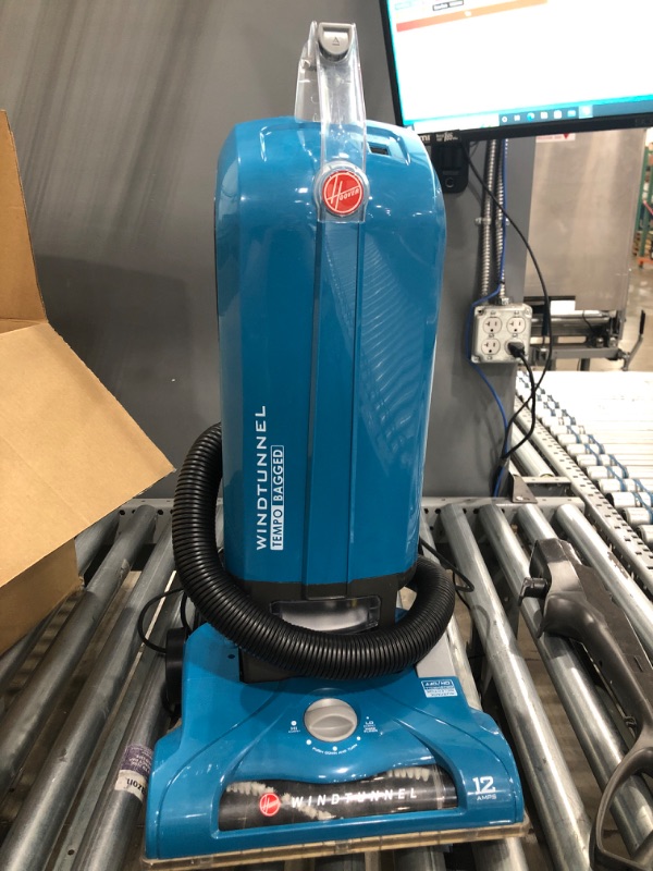 Photo 2 of ** DOES NOT POWER ON ***
*** PARTS OBLY **
 Hoover WindTunnel T-Series Tempo Bagged Upright Vacuum Cleaner with HEPA Media Filter, For Carpet and Hard Floor, UH30301, Blue
