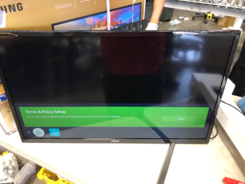 Photo 2 of SAMSUNG 32-inch Class LED Smart FHD TV 1080P (UN32N5300AFXZA, 2018 Model)
