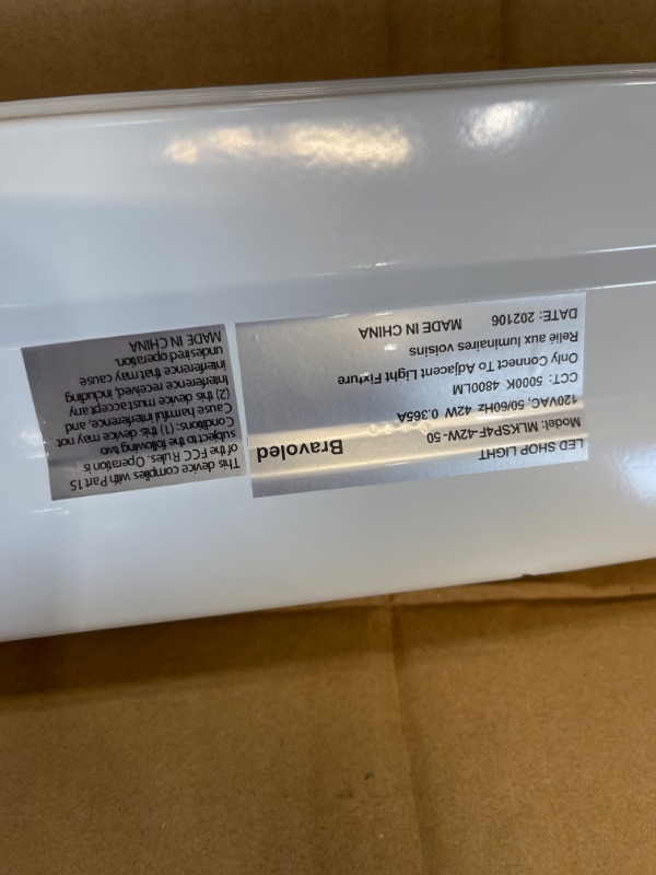 Photo 4 of ***DAMAGE SHOWN IN PICTURE*** hykolity 5000K LED Shop Light Linkable, 4FT Daylight 42W LED Ceiling Lights for Garages, Workshops, Basements,hanging or FlushMount, Power Cord W/ Built-in ON/Off Switch, 4200lm, ETL- 1 Pack
