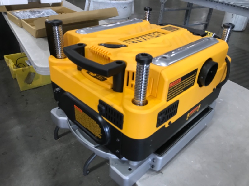 Photo 4 of (MISSING METAL STRIPS AS SEEN IN STOCK PIC)
DEWALT Thickness Planer, Two Speed, 13-Inch (DW735X)