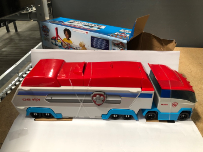 Photo 2 of Paw Patrol, Launch'N Haul PAW Patroller, Transforming 2-in-1 Track Set for True Metal Die-Cast Vehicles