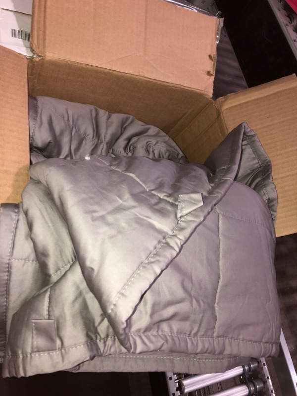 Photo 2 of **USED AND OUTSIDE ORIGINAL PACKAGE** Amazon Basics All-Season Cotton Weighted Blanket - 25-Pound, 60" x 80" (Full/Queen), Dark Gray
