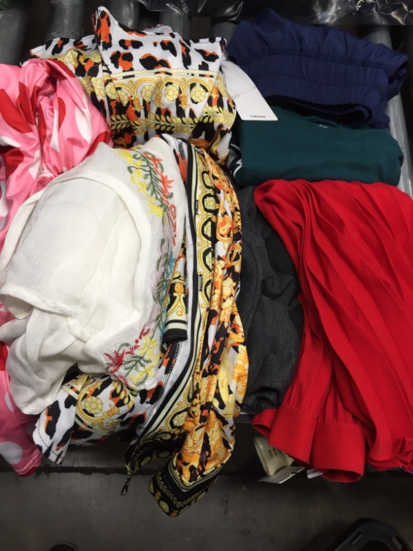Photo 1 of 
NON-REFUNDABLE, SOLD AS IS
ASSORTED BUNDLE OF WOMENS CLOTHES AND BRAND. SIZES RANGING FROM S,M,LXL.
