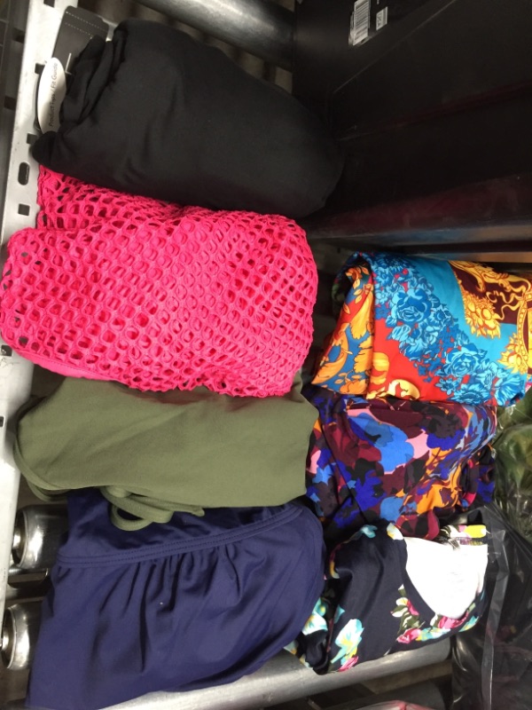 Photo 1 of ASSORTED BUNDLE OF WOMENS CLOTHES AND BRAND. RANGING FROM S,M,LXL.
NON-REFUNDABLE, SOLD AS IS
