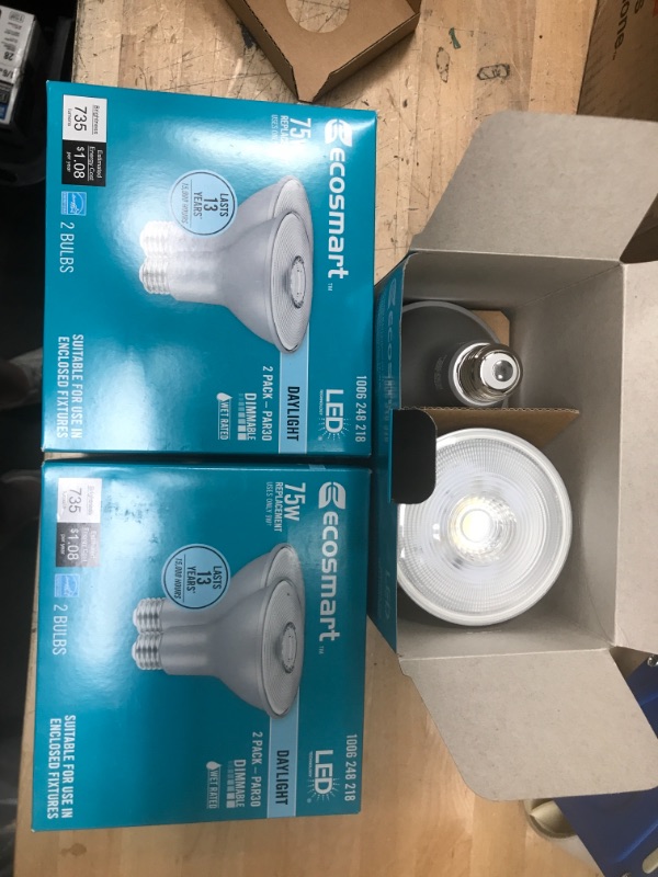 Photo 2 of EcoSmart
75-Watt Equivalent PAR30 Dimmable Flood LED Light Bulb Daylight 6-Pack