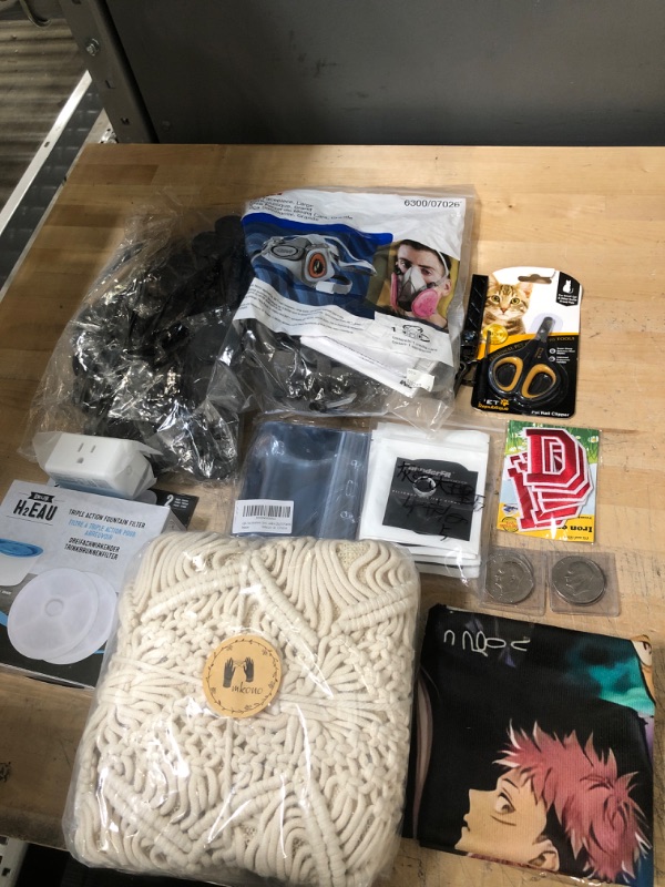 Photo 1 of **NOT REFUNDABLE** BUNDLE OF ASSORTED MISC Amazon home items
