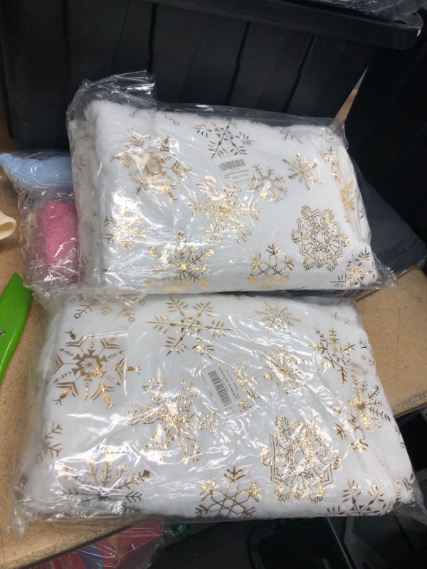 Photo 2 of **SET OF 2**
Christmas Tree Skirts Faux Plush White Tree Skirt Double Layers Gold Snowflakes Tree Skirt Cover Fluffy Round for Holiday Party Christmas Tree Decorations
