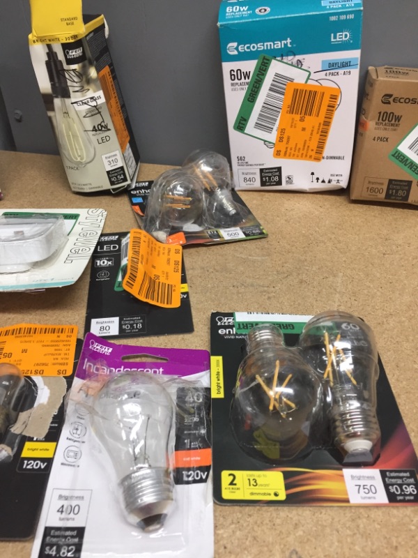 Photo 2 of ***non-refundable**
assorted light bulbs 
different sizes and wattages