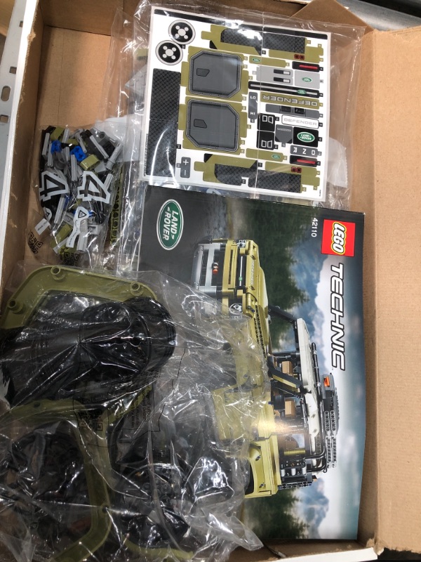 Photo 6 of LEGO - Technic Land Rover Defender 42110 - Olive Green/Gray/Black
