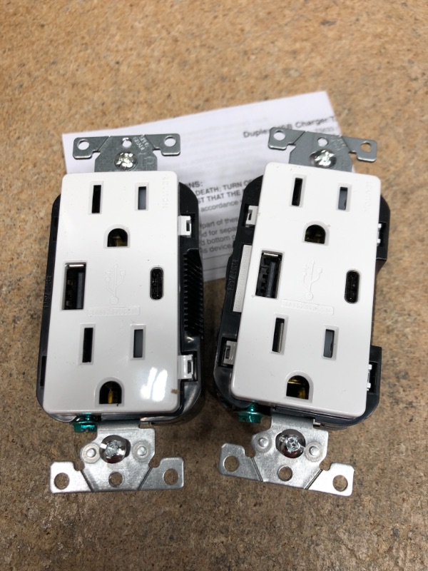 Photo 1 of 15 Amp Decora Tamper-Resistant Duplex Outlet with Type A and C USB Charger, White (2-Pack)