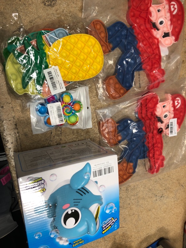 Photo 1 of Bundle of 5 toys for kids pop it fidgets 