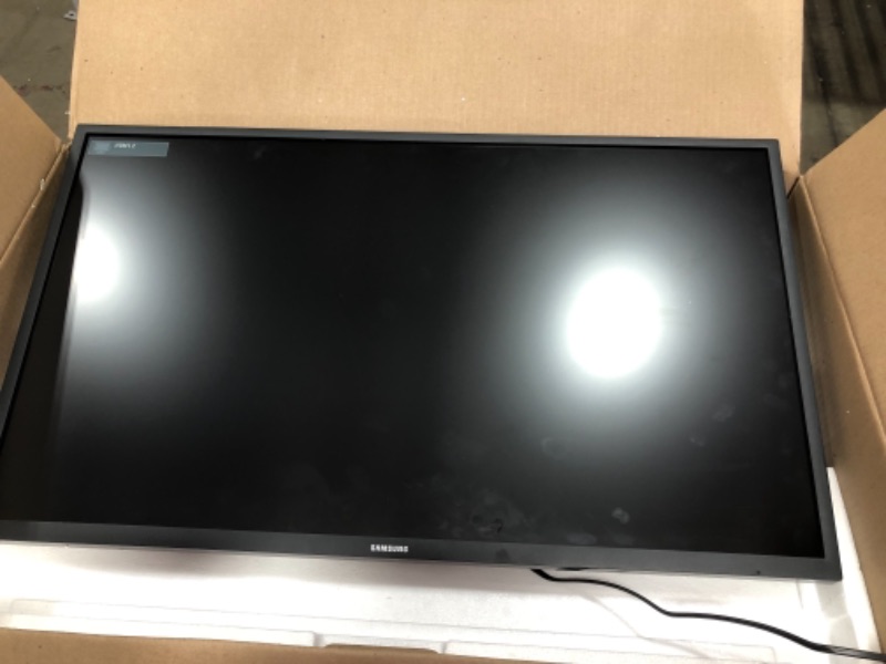 Photo 2 of SAMSUNG 32 inch UJ59 4k monitor (LU32J590UQNXZA) - UHD, 3840 x 2160p, 60hz, 4ms, Dual monitor, laptop monitor, monitor stand / riser / mount compliant, AMD FreeSync, Gaming, HDMI, DP, Black
