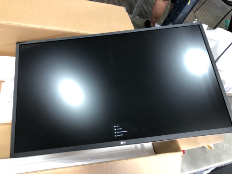 Photo 1 of LG 32UL500-W 32 Inch UHD (3840 x 2160) VA Display with AMD FreeSync, DCI-P3 95% Color Gamut and HDR 10 Compatibility, Silver/White, Silve/White
