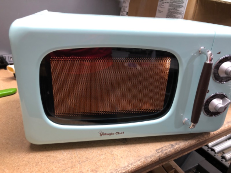 Photo 3 of (DENTED)
Magic Chef MCD770CM .7 Cubic -ft 700-Watt Retro Microwave (Mint Green) 