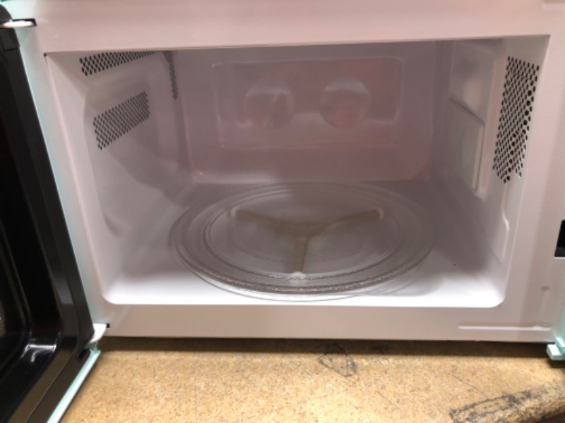 Photo 1 of (DENTED)
Magic Chef MCD770CM .7 Cubic -ft 700-Watt Retro Microwave (Mint Green) 