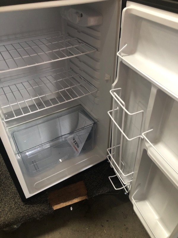 Photo 2 of BULL 11001 Refrigerator, Reversible Door
