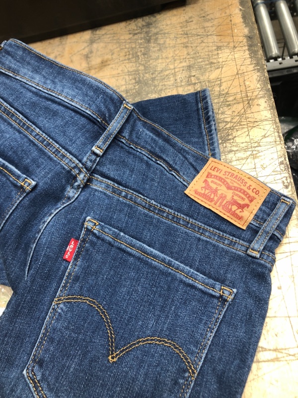 Photo 3 of Levi's 724 high rise straight 28 x 32