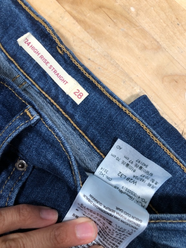 Photo 4 of Levi's 724 high rise straight 28 x 32