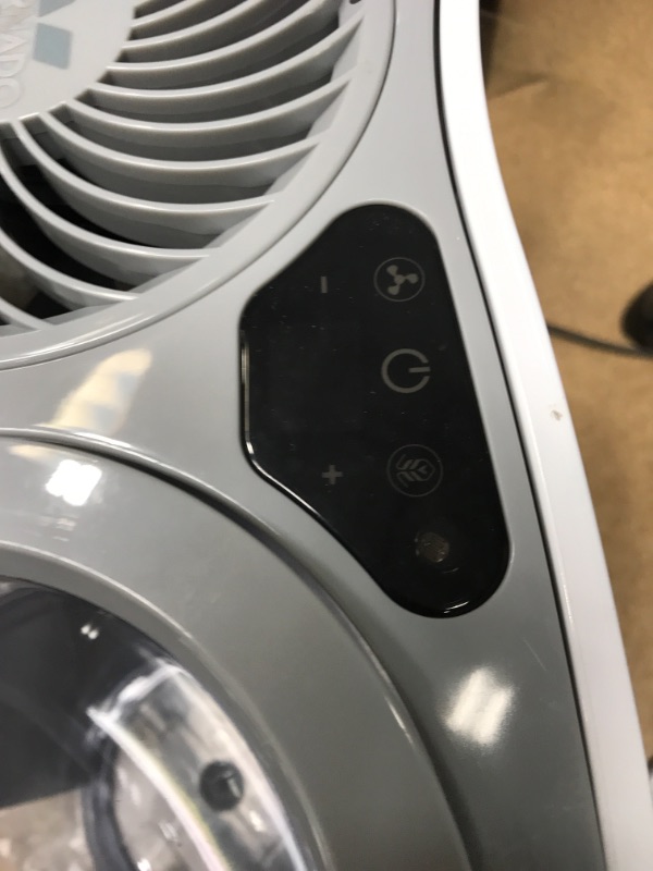 Photo 2 of (DOES NOT FUNCTION, DAMAGED) Vornado EVDC300 Energy Smart Evaporative Humidifier White
**DOES NOT TURN ON, DAMAGED**