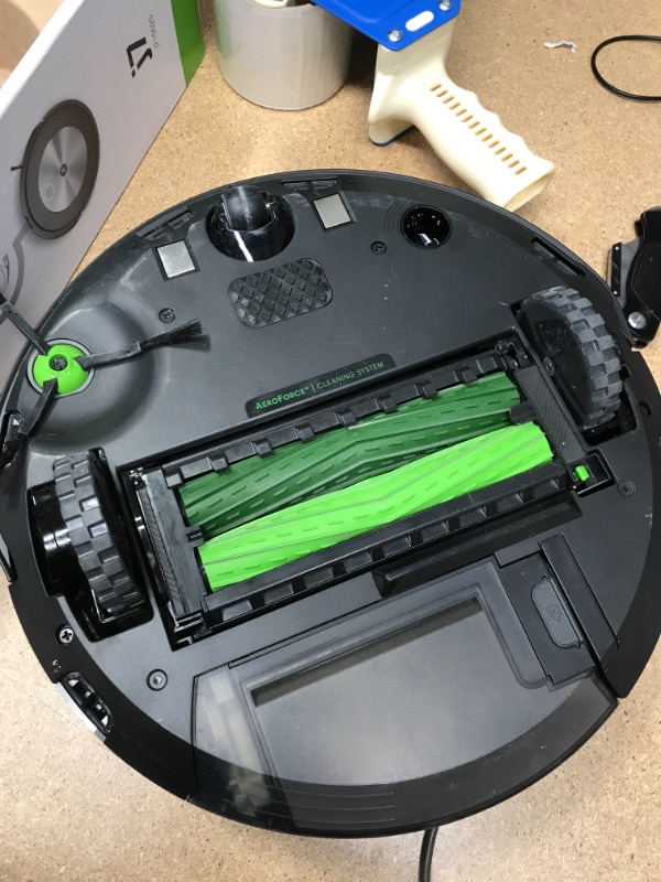 Photo 2 of **DOES NOT FUNCTION**iRobot Roomba j7 (7150) Wi-Fi Connected Robotic Vacuum Cleaner
**WON'T TURN ON, DOES NOT FUNCTION, USED**