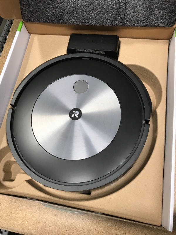Photo 3 of **DOES NOT FUNCTION**iRobot Roomba j7 (7150) Wi-Fi Connected Robotic Vacuum Cleaner
**WON'T TURN ON, DOES NOT FUNCTION, USED**