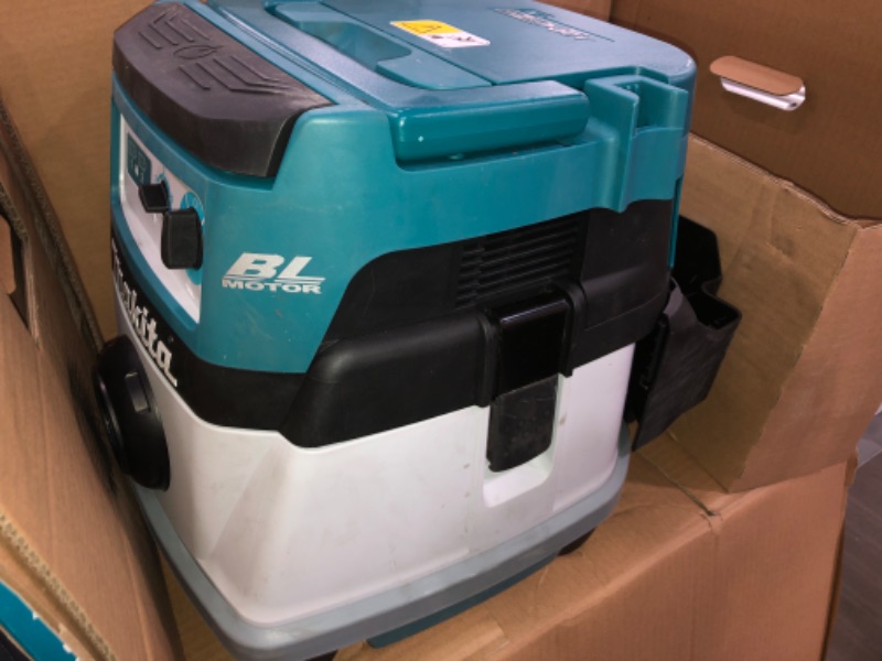 Photo 2 of Makita 18V X2 (36V) LXT Lithium-Ion Brushless Cordless 2.1 Gallon Wet/Dry Dust Extractor/Vacuum, Tool Only