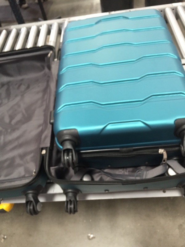 Photo 3 of Elite Luggage
Omni 3-Piece Teal Hardside Spinner Luggage Set ***USED*** MINOR WEAR AND TEAR***