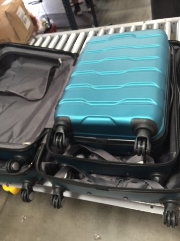 Photo 4 of Elite Luggage
Omni 3-Piece Teal Hardside Spinner Luggage Set ***USED*** MINOR WEAR AND TEAR***