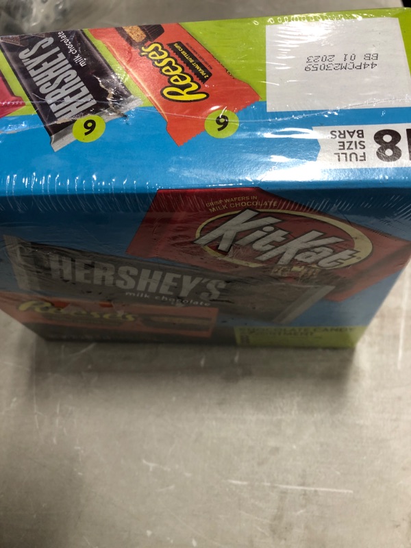 Photo 2 of ***DATE 01/2023** HERSHEY'S Chocolate Candy Bar Variety Pack (Hershey's, Reese's, Kit Kat) 18 Count
