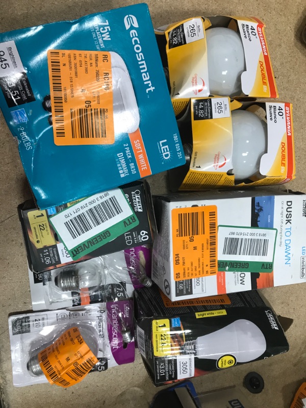 Photo 1 of **NO REFUNDS/RETURNS* -Bundle of assorted light bulbs