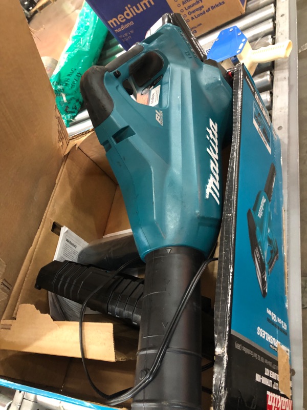 Photo 3 of Makita Xbu02pt 18V X2 36V Lxt Cordless Brushless Blower Kit W/ Two 5.0Ah Batte - All
