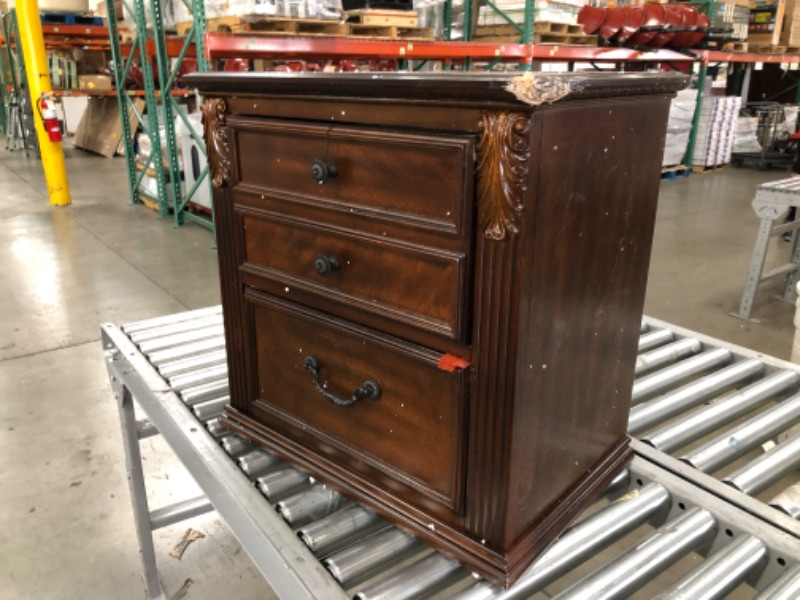 Photo 5 of (MAJOR COSMETIC/CORNER DAMAGES)
Signature Design by Ashley Leahlyn Traditional 2 Drawer Nightstand, Warm Brown, 25"W x 16"D x 28"H (B526-92)
