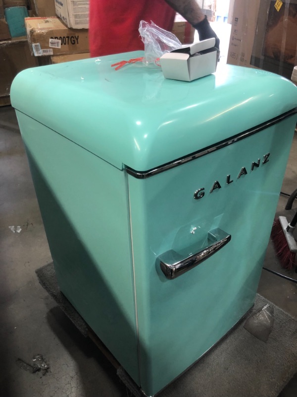 Photo 4 of (DOES NOT FUNCTION) Galanz GLR25MGNR10 Retro Compact Refrigerator, Mini Fridge with Single Doors, Adjustable Mechanical Thermostat with Chiller, Green, 2.5 Cu Ft
