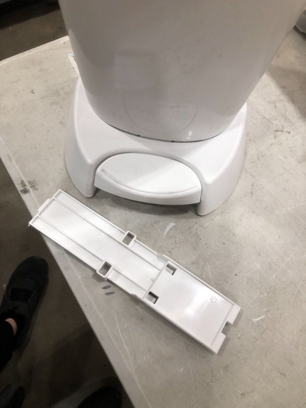 Photo 4 of Playtex Diaper Genie Diaper Pail, White
