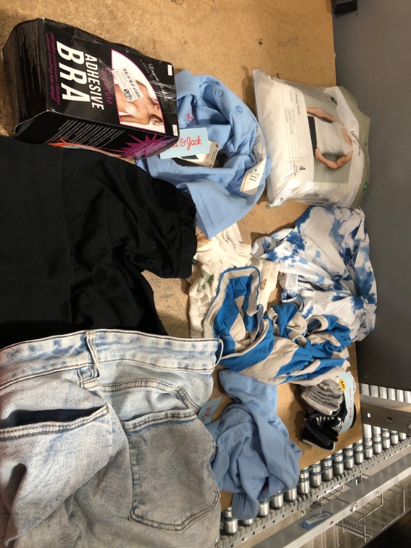 Photo 1 of BUNDLE OF 10 ITEMS: CLOTHING
S,M,16,