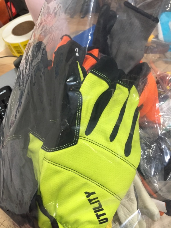 Photo 2 of ** NON REFUNDABLE ** BAG OF ASORTED GLOVES
SOME NEW SOME USED 