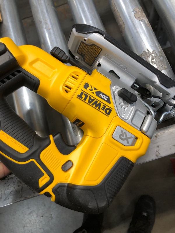 Photo 2 of 20-Volt MAX XR Cordless Brushless Jigsaw (Tool-Only)
