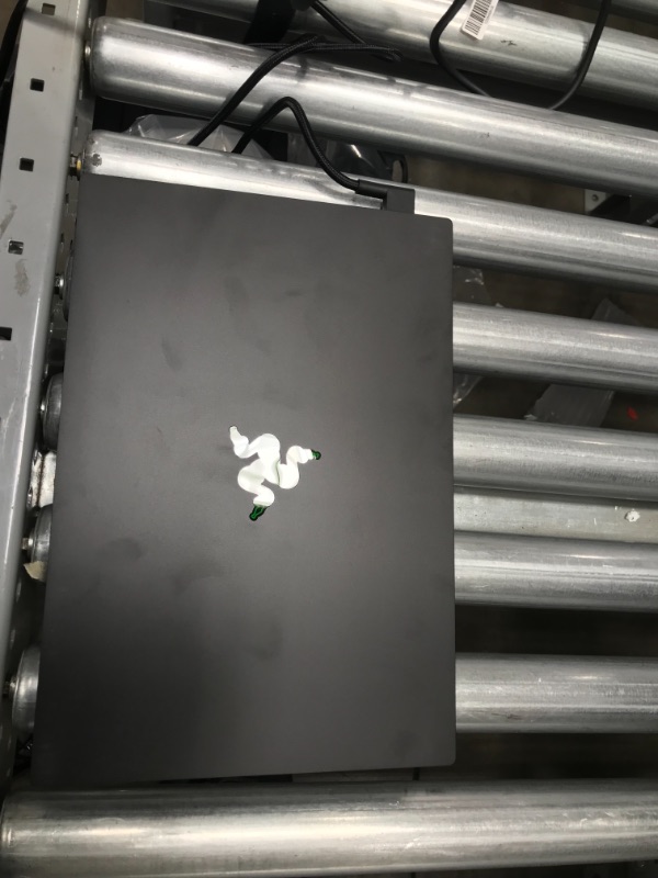 Photo 9 of Razer Blade 14 Gaming Laptop: AMD Ryzen 9 5900HX 8 Core, NVIDIA GeForce RTX 3070, 14" QHD 165Hz, 16GB RAM, 1TB SSD - CNC Aluminum - Chroma RGB - THX Spatial Audio - Vapor Chamber Cooling
