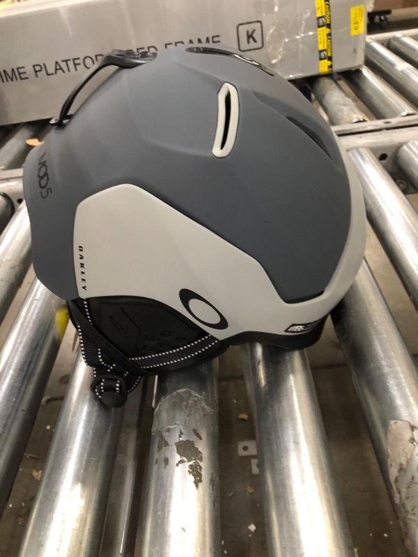 Photo 2 of Oakley Men's Mod 5 Mips Snow Helmet
