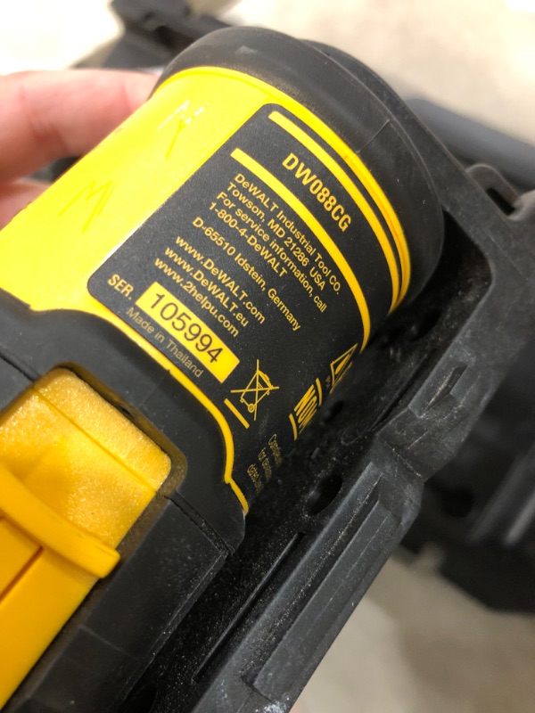 Photo 1 of 165 ft. Green Self-Leveling Cross Line Laser Level with (3) AAA Batteries & Case